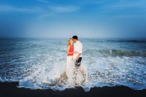 kissing couple at the sea shore