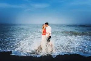 kissing couple at the sea shore