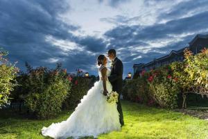 wedding couple in the garden