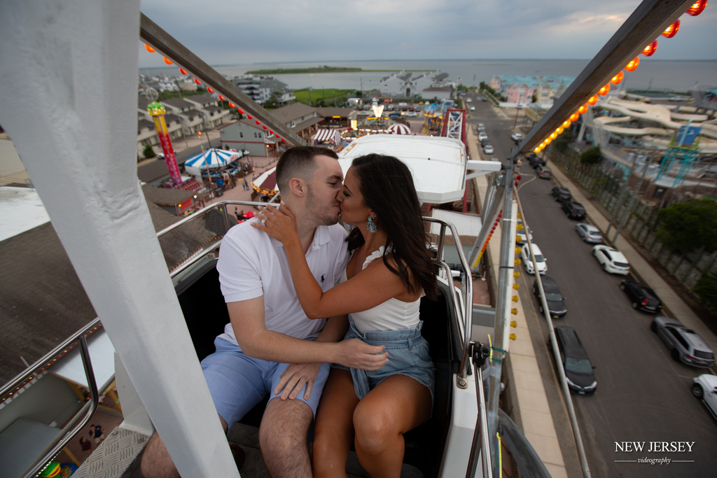A date at the Ferris wheel